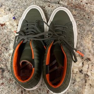 Converse All Star water repellent tennis shoes size woman 8 1/2